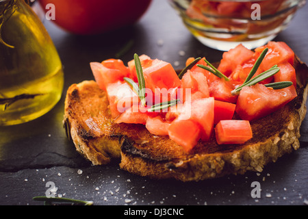 Due bruschette con pomodoro fresco e rosmarino Foto Stock