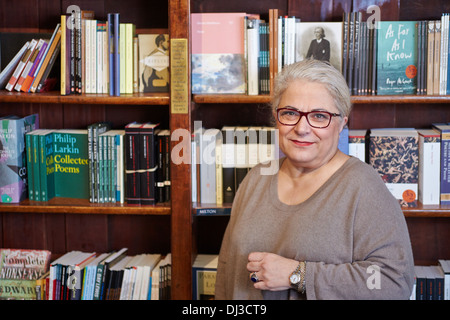 Autore Cherry Mosteshar raffigurato nella Blackwell's bookshop in Oxford Foto Stock