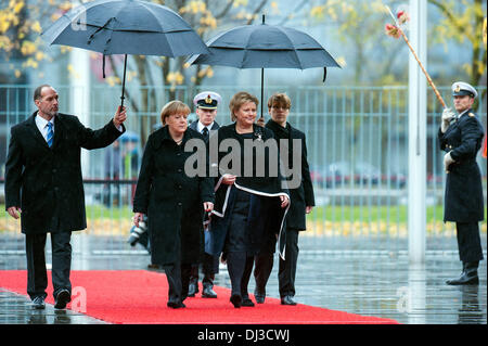 Berlino, Germania. Xx Nov, 2013. Il cancelliere tedesco Angela Merkel dare la accoglie favorevolmente al Primo Ministro del Regno di Norvegia, Erna Solberg, con gli onori militari nella cancelleria federale a Berlino il 20 novembre 2013.Foto: Goncalo Silva/NurPhoto Credito: Goncalo Silva/NurPhoto/ZUMAPRESS.com/Alamy Live News Foto Stock