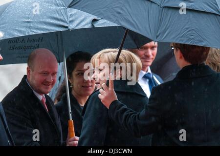 Berlino, Germania. Xx Nov, 2013. Il cancelliere tedesco Angela Merkel dare la accoglie favorevolmente al Primo Ministro del Regno di Norvegia, Erna Solberg, con gli onori militari nella cancelleria federale a Berlino il 20 novembre 2013.Foto: Goncalo Silva/NurPhoto Credito: Goncalo Silva/NurPhoto/ZUMAPRESS.com/Alamy Live News Foto Stock