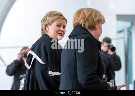 Berlino, Germania. Xx Nov, 2013. Il cancelliere tedesco Angela Merkel dare la accoglie favorevolmente al Primo Ministro del Regno di Norvegia, Erna Solberg, con gli onori militari nella cancelleria federale a Berlino il 20 novembre 2013.Foto: Goncalo Silva/NurPhoto Credito: Goncalo Silva/NurPhoto/ZUMAPRESS.com/Alamy Live News Foto Stock