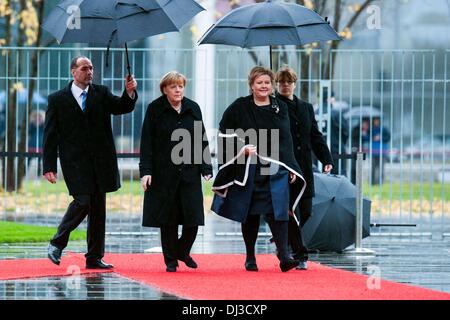 Berlino, Germania. Xx Nov, 2013. Il cancelliere tedesco Angela Merkel dare la accoglie favorevolmente al Primo Ministro del Regno di Norvegia, Erna Solberg, con gli onori militari nella cancelleria federale a Berlino il 20 novembre 2013.Foto: Goncalo Silva/NurPhoto Credito: Goncalo Silva/NurPhoto/ZUMAPRESS.com/Alamy Live News Foto Stock