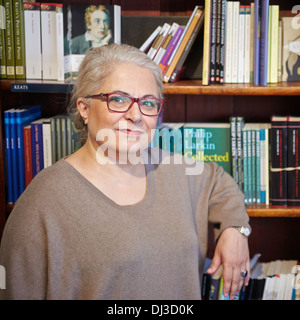 Autore Cherry Mosteshar raffigurato nella Blackwell's bookshop in Oxford Foto Stock