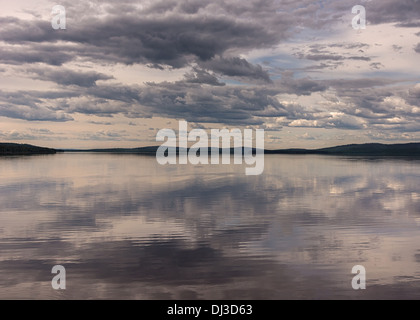 Minaccioso a spaventare il cielo sopra il lago nel sud-ovest della Lapponia, Finlandia, durante la festa di mezza estate sera. Foto Stock