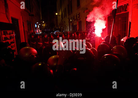 Roma, Italia. Xx Nov, 2013. No Tav proteste a Roma durante il vertice Letta-Hollande, a Roma il 20 novembre 2013. La questura di Roma ha detto che durante gli scontri, quattro poliziotti e due poliziotti sono stati feriti. Sfigurata e vandalizzato la sezione storica del PD (Partito Democratico) in Giubbonari street.Foto: Valerio Muscella/NurPhoto Credito: Valerio Muscella/NurPhoto/ZUMAPRESS.com/Alamy Live News Foto Stock