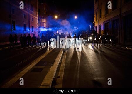 Roma, Italia. Xx Nov, 2013. No Tav proteste a Roma durante il vertice Letta-Hollande, a Roma il 20 novembre 2013. La questura di Roma ha detto che durante gli scontri, quattro poliziotti e due poliziotti sono stati feriti. Sfigurata e vandalizzato la sezione storica del PD (Partito Democratico) in Giubbonari street.Foto: Valerio Muscella/NurPhoto Credito: Valerio Muscella/NurPhoto/ZUMAPRESS.com/Alamy Live News Foto Stock