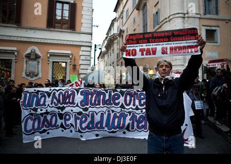 Roma, Italia. Xx Nov, 2013. No Tav proteste a Roma durante il vertice Letta-Hollande, a Roma il 20 novembre 2013. La questura di Roma ha detto che durante gli scontri, quattro poliziotti e due poliziotti sono stati feriti. Sfigurata e vandalizzato la sezione storica del PD (Partito Democratico) in Giubbonari street.Foto: Valerio Muscella/NurPhoto Credito: Valerio Muscella/NurPhoto/ZUMAPRESS.com/Alamy Live News Foto Stock