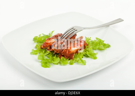 Sardine in salsa di pomodoro su sfondo bianco Foto Stock