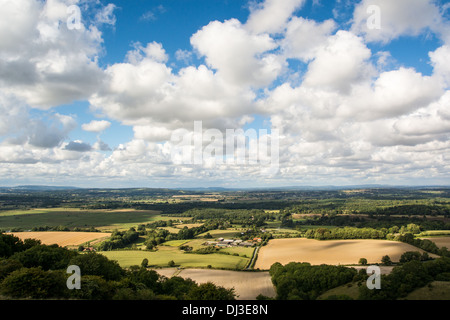 Affacciato su Rackham e il Sussex Weald dal South Downs nel West Sussex. Foto Stock