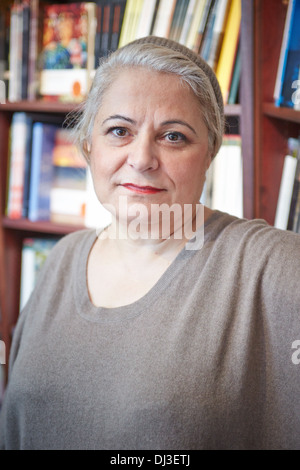 Autore Cherry Mosteshar raffigurato nella Blackwell's bookshop in Oxford Foto Stock