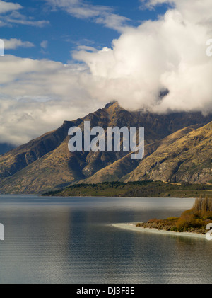 Walter Peak tra le nuvole e il lago Wakatipu, uno della Nuova Zelanda laghi più belli, circondata da montagne e insieme fuori dal c Foto Stock