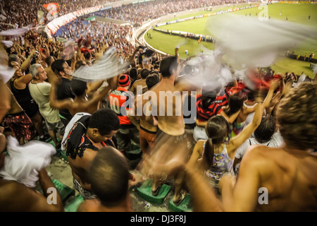 I sostenitori del Rio football club Flamengo (Clube de Regatas do Flamengo) celebrare una squadra obiettivo cliente al Maracanã Stadium. Foto Stock