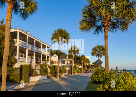 Case storiche lungo il lungomare sul Murray Boulevard, illuminato dal sole al tramonto, Charleston, Carolina del Sud, STATI UNITI D'AMERICA Foto Stock