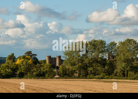 Una vista della porta / ingresso al castello di Amberley; qui preso dal South Downs modo in West Sussex. Foto Stock