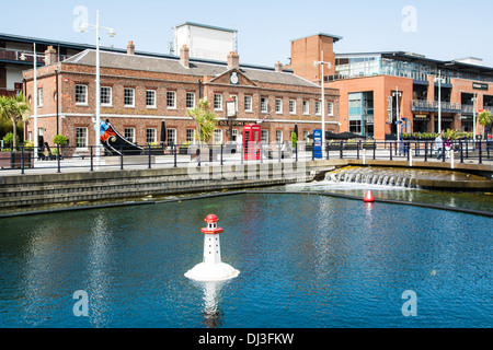 Parte dello sviluppo al Gunwharf Quays dall'Historic Dockyard, Portsmouth Porto, Hampshire, Inghilterra. Foto Stock