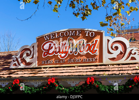 Segno sopra l'ingresso a Dollywood theme park nella stagione di vacanze, Pigeon Forge, Tennessee, Stati Uniti d'America Foto Stock