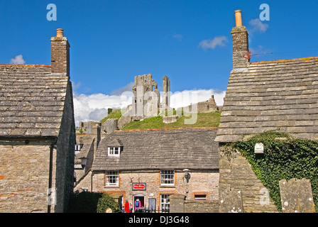 Le rovine di Corfe Castle stand alta al di sopra del piccolo villaggio con lo stesso nome in dorset, Inghilterra. Foto Stock