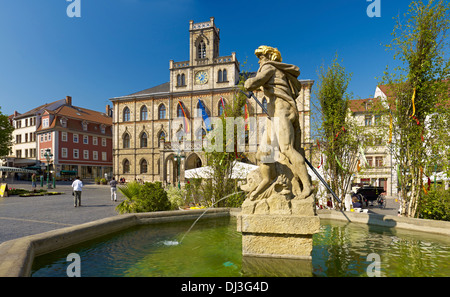 La piazza del mercato con il Municipio e la Fontana di Nettuno, Weimar, Germania Foto Stock