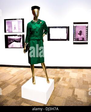 Dallas, Texas, Stati Uniti d'America. Xx Nov, 2013. ''Jackie e Main Street" mostra a El Centro College. La mostra, curata da Vintage Martini, Dallas archivi comunali e El Centro College, mette in mostra l'influenza sulla moda che Jackie Kennedy aveva nei primi anni sessanta. Credito: Brian Cahn/ZUMAPRESS.com/Alamy Live News Foto Stock