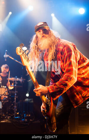 Londra, Regno Unito. Xx Novembre 2013. Jack Reef Bessant bassista, effettuando in corrispondenza di one-off KOKO mostrano come parte del loro ventesimo anniversario Tour. Londra, UK xx novembre 2013. Credito: martyn wheatley/Alamy Live News Foto Stock