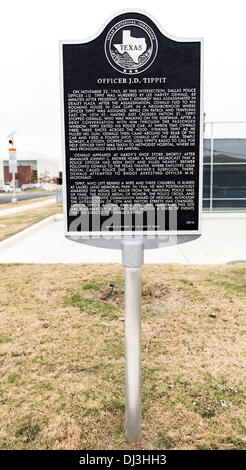 Dallas, Texas, Stati Uniti d'America. Xx Nov, 2013. Una lapide, posta nel 2012 all'angolo della decima e Patton strade, segna il punto in cui Dallas poliziotto J.D. Tippit è stato colpito ed ucciso da Lee Harvey Oswald il 22 novembre 1963. Credito: Brian Cahn/ZUMAPRESS.com/Alamy Live News Foto Stock