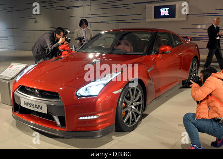 Tokyo, Giappone. Xix Nov, 2013. Nissan svela la nuova GT-R per i media durante un lancio di Nissan del 2015 modelli di GT-R presso la sua sede a Yokohama, a sud di Tokyo, il Martedì, Novembre 19, 2013, prima al Motor Show di Tokyo. Credito: Natsuki Sakai/AFLO/Alamy Live News Foto Stock