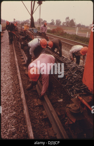 Stazione ferroviaria meridionale via riparare equipaggio rimuove le vecchie rotaie e li sostituisce con un nuovo quarto di miglio lungo le rotaie in un regolare . 859 Foto Stock