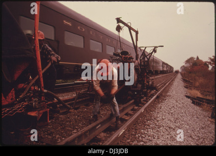 Stazione ferroviaria meridionale via riparare equipaggio rimuove le vecchie rotaie e li sostituisce con un nuovo quarto di miglio lungo le rotaie in un regolare . 860 Foto Stock