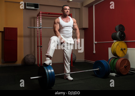 Allestitore preparando per deadlift di barbell Foto Stock