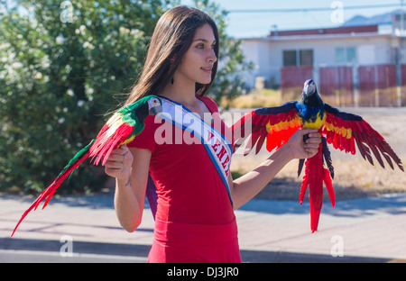 Un partecipante al tredicesimo ispanica annuale Giornata Internazionale Parade di Las Vegas Foto Stock