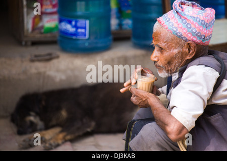 Uomo nepalese di bere chai di Kathmandu in Nepal Foto Stock