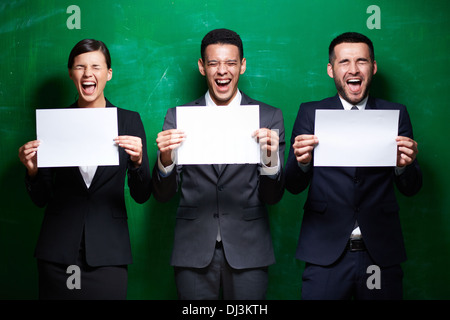 Elegante business partner con i fogli vuoti gridando con gli occhi chiusi Foto Stock