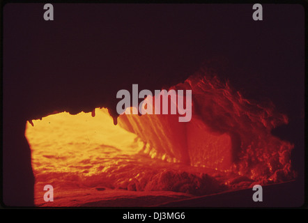 All'interno di un forno a 2500 °F, le bottiglie frantumate vengono fuse in vetro fuso, parte del processo industriale per la creazione di nuovi prodotti in vetro a partire da materiali riciclati. Foto Stock