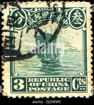 Repubblica di Cina - circa 1939: un timbro stampato nella Repubblica di Cina mostra Junk sul fiume Giallo, circa 1939 Foto Stock