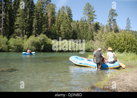 I turisti sul noleggio gommoni sul fiume Truckee Foto Stock