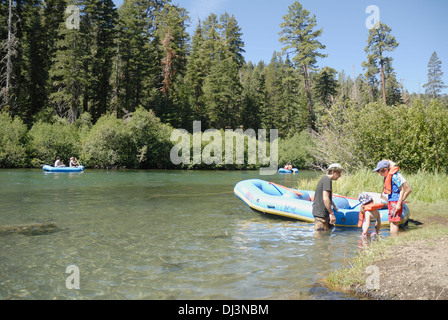 I turisti sul noleggio gommoni sul fiume Truckee Foto Stock