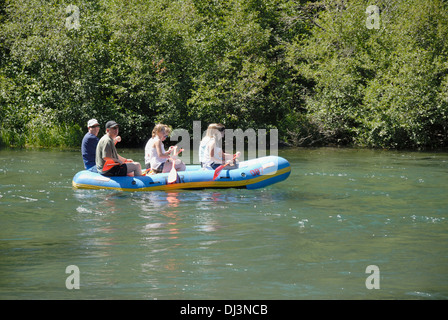 I turisti sul noleggio gommoni sul fiume Truckee Foto Stock