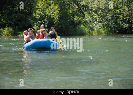 I turisti sul noleggio gommoni sul fiume Truckee Foto Stock