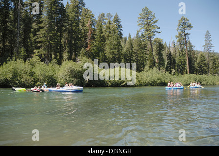 I turisti sul noleggio gommoni sul fiume Truckee Foto Stock