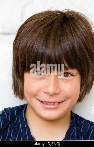 Ritratto di testa e spalla di un bambino di sesso maschile caucasico, ragazzo di 10 - 12 anni, visore rivolto verso il viso, grande sorriso sul viso. Contatto con gli occhi. Foto Stock
