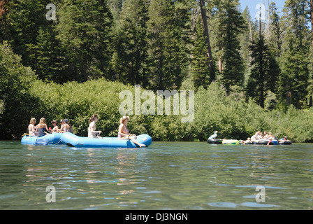 I turisti sul noleggio gommoni sul fiume Truckee Foto Stock