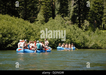 I turisti sul noleggio gommoni sul fiume Truckee Foto Stock