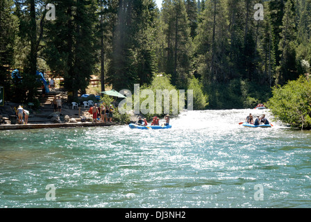 I turisti sul noleggio gommoni sul fiume Truckee Foto Stock