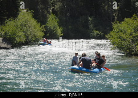 I turisti sul noleggio gommoni sul fiume Truckee Foto Stock