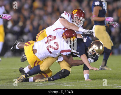 Ottobre 19, 2013 - South Bend, IN, Stati Uniti d'America - 19 ottobre 2013 South Bend, IN...USC Trojans al di fuori linebacker hanno (91) Morgan Breslin e (42) Devon Kennard mettere un colpo su Notre Dame quarterback (11) Tommy Rees che mettere il quarterback fuori del gioco durante il NCAA Football gioco tra la USC Trojans e Notre Dame. Notre Dame ha finalmente strappato la sua lunga, home perdere streak al USC Trojans. Il Fighting Irish outlasted California del sud in un gioco di sanzioni sabato notte in un 14-10 vittoria che si è concluso a cinque-game home skid ai loro rivali che risale al 2001, in Sout Foto Stock