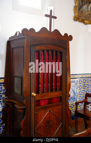 Confessionale casella stand in una chiesa cattolica romana Foto Stock