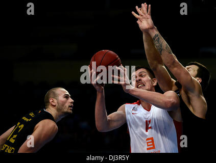 Mahalbasic Rasid di Nymburk, centro, combatte per la palla con Pierre Antoine Gillet, sinistra e Andrija Stipanovic di Ostende durante l'Unione di pallacanestro degli uomini di tazza di sesto round un gruppo gioco giocato a Praga Repubblica Ceca, Novembre 20, 2013. (CTK foto/Katerina Sulova) Foto Stock