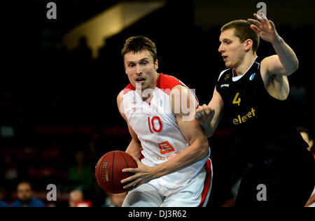 Veselin Petrovic di Nymburk, sinistra, combatte per la palla con Jared Berggren di Ostende durante l'Unione di pallacanestro degli uomini di tazza di sesto round un gruppo gioco giocato a Praga Repubblica Ceca, Novembre 20, 2013. (CTK foto/Katerina Sulova) Foto Stock