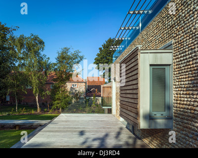 Casa privata, Mercato Burnham, Regno Unito. Architetto: Cowper Griffith architetti, 2013. Dettaglio della finestra proiettata caso e Foto Stock