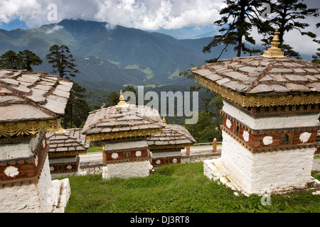 Il Bhutan, Dochu La pas, 108 Chortens costruito nel memoriale ai soldati bhutanesi Foto Stock